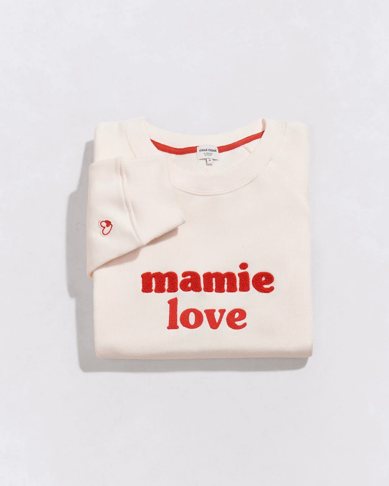 Le sweat brodé Mamie love en coton bio - crème et rouge
