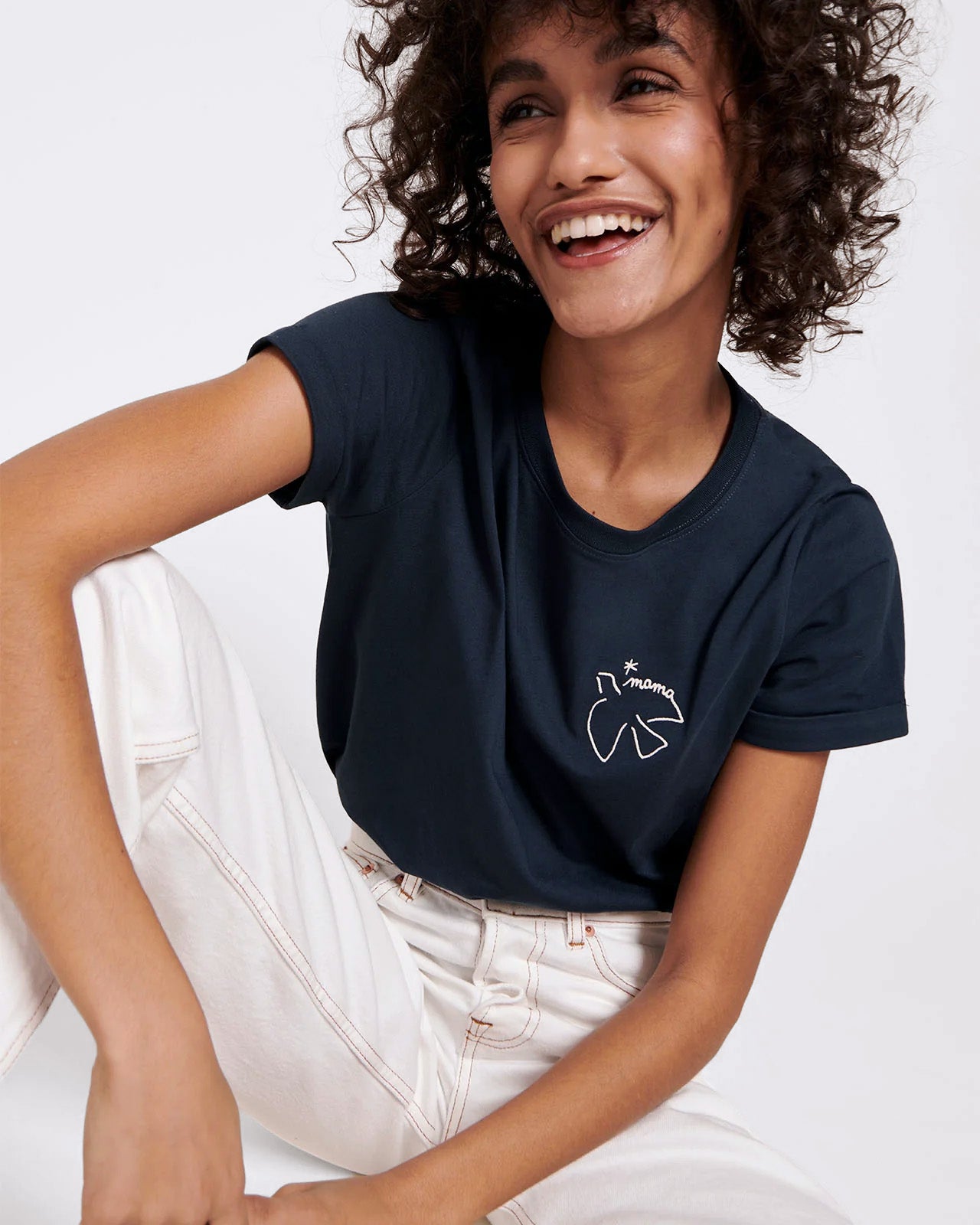 Le t-shirt brodé Mama bird en coton bio - charbon