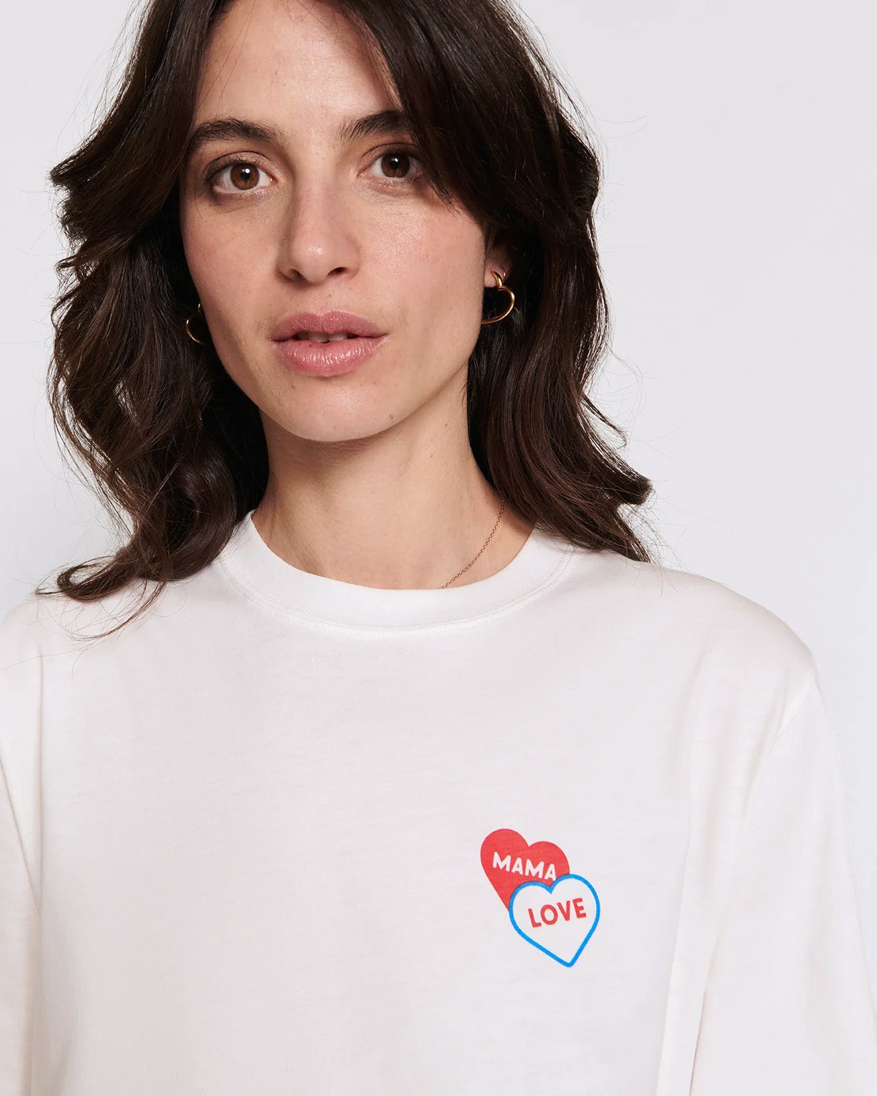 Le t-shirt Mama love 2 cœurs en coton bio - blanc