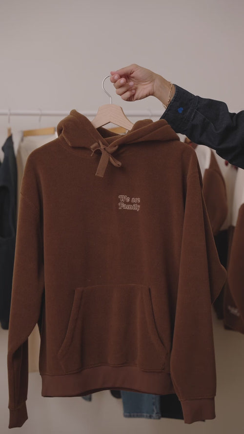 Le hoodie We are family adulte en polaire recyclée - chocolat - émoi émoi   - 5 