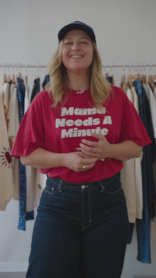 Le t-shirt Mama needs a minute en coton bio - garment dye rouge - émoi émoi   - 9 