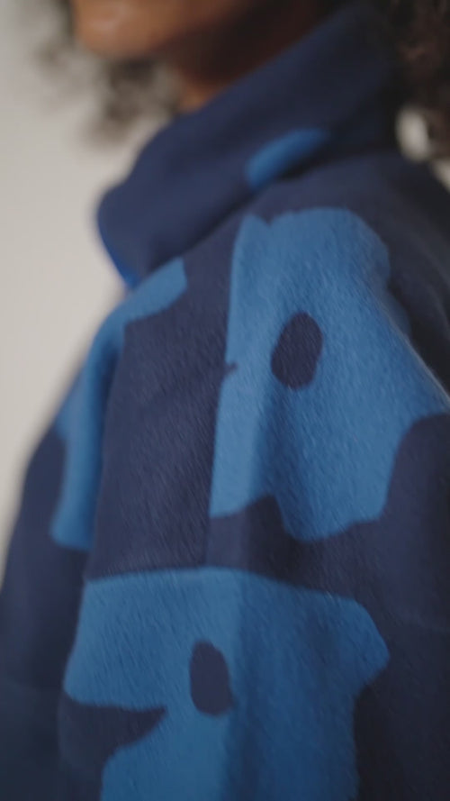 Le sweat Sven en polaire recyclée - Fleurs bleues - émoi émoi   - 5 