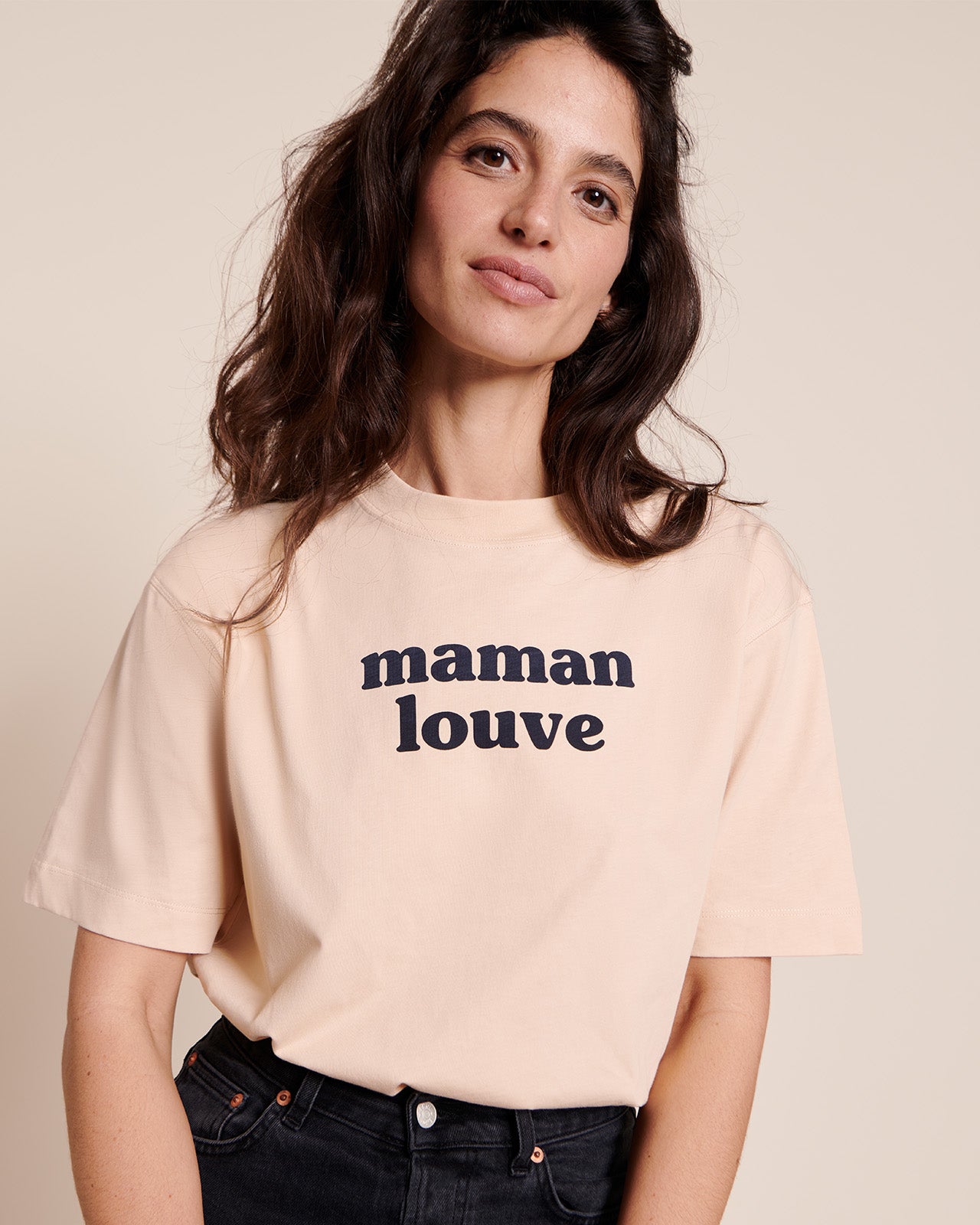 Le t-shirt Maman louve en coton bio - latte