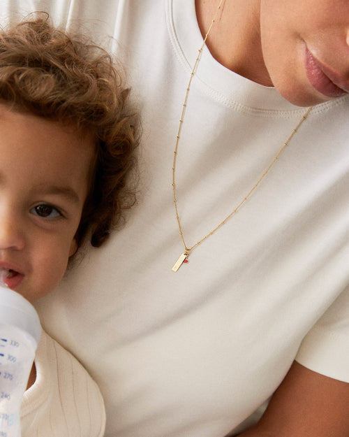 La médaille Initiale baguette - dorée à l'or fin 24 carats - 15mm - émoi émoi   - 4 