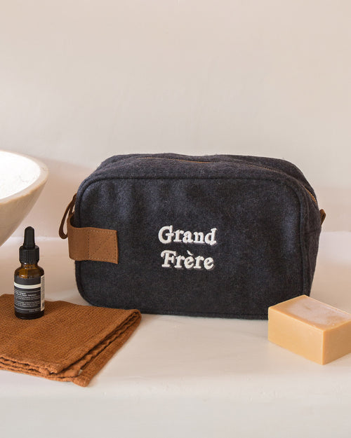 La trousse de toilette Grand frère en laine - gris anthracite - émoi émoi   - 1 