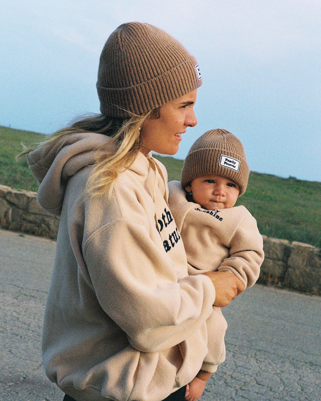 Le hoodie Mother Nature en polaire recyclee beige emoi emoi