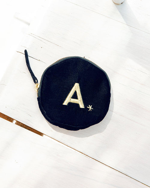 Le porte-monnaie Initiale en velours bleu nuit et broderie dorée - émoi émoi   - 1 