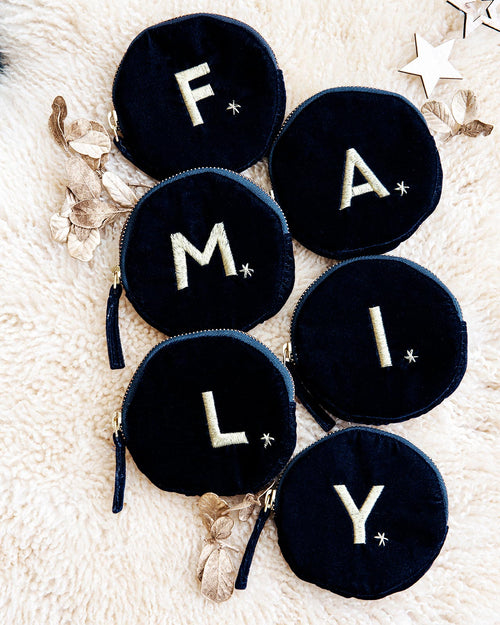 Le porte-monnaie Initiale en velours bleu nuit et broderie dorée - émoi émoi   - 2 