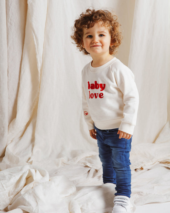 Le sweat brodé Mamie love en coton bio - crème et rouge – émoi émoi