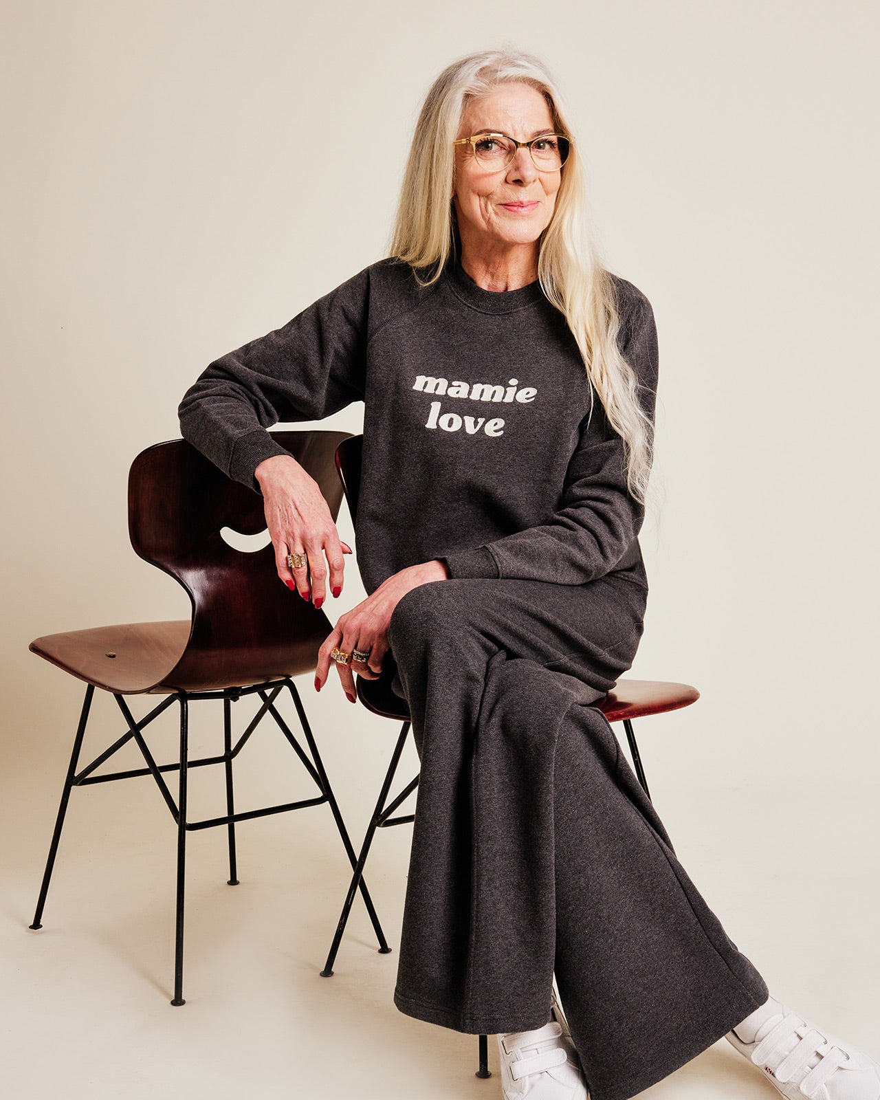 Le sweat brodé Mamie love en coton bio - gris anthracite