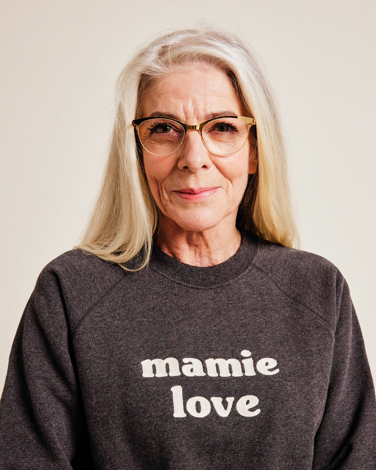 Le sweat brodé Mamie love en coton bio - gris anthracite